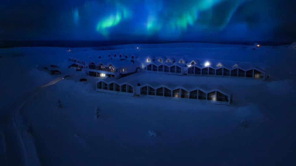 Vue extérieure de l'hôtel Star Arctic Hotel sous les aurores boréales