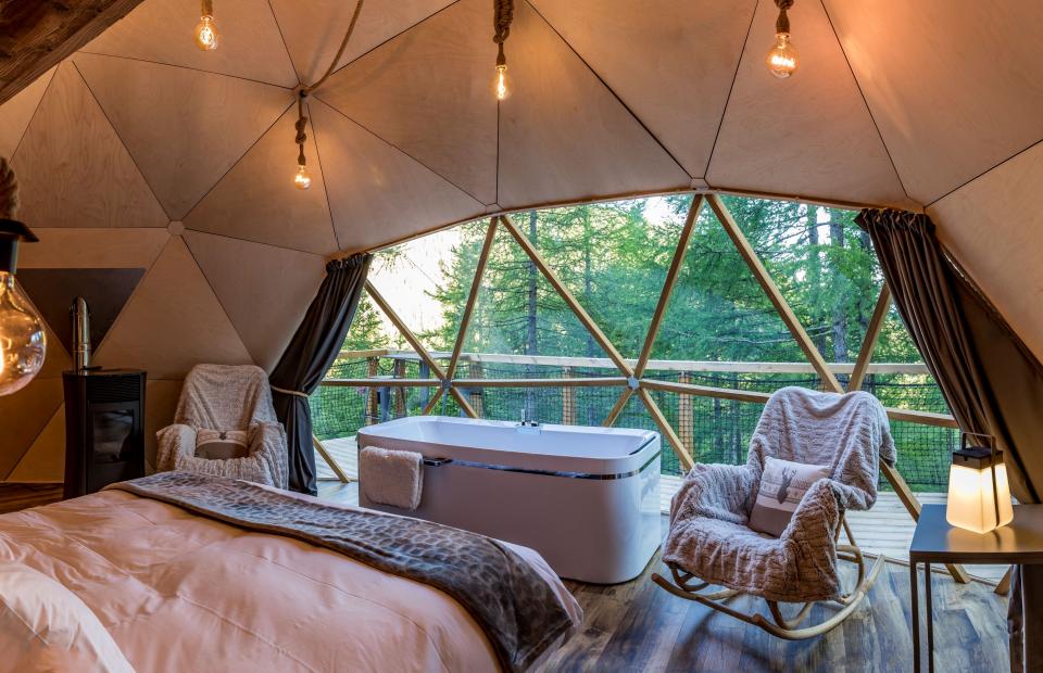 Chambre d'hôtel dans un igloo. Depuis la baignoire, vue à 160° sur la nature environnante