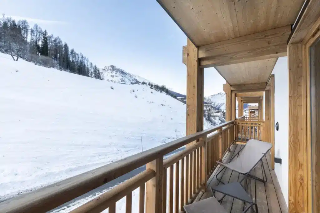 balcon des appartements donnant sur les pistes de ski