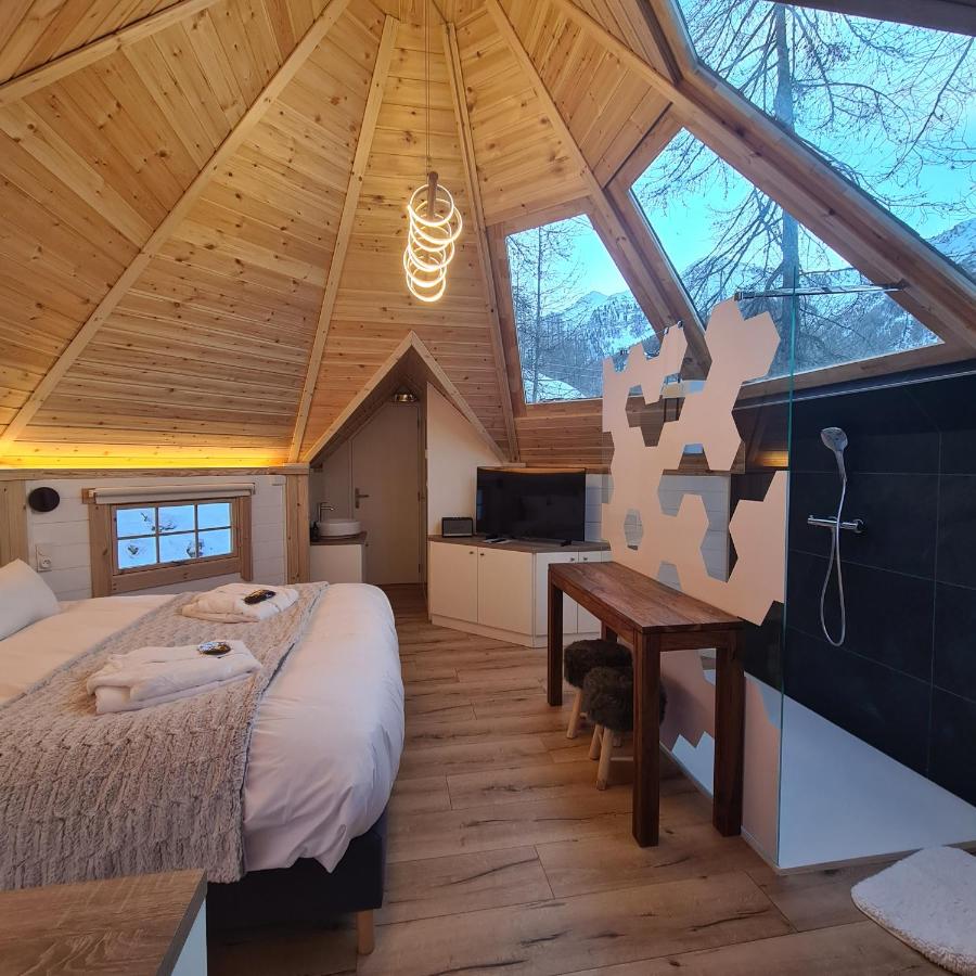 vue des montagnes depuis la chambre d'hôtel Kota aux Orres