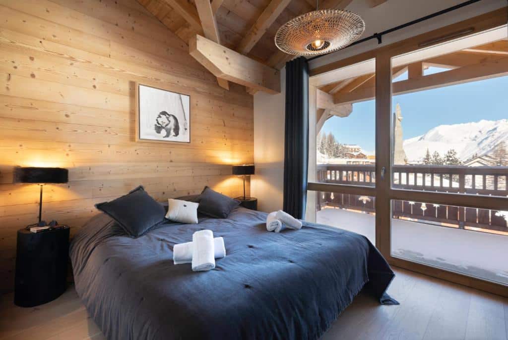 chambre double avec porte fenêtre donnant sur la terrasse et vue sur les montagnes