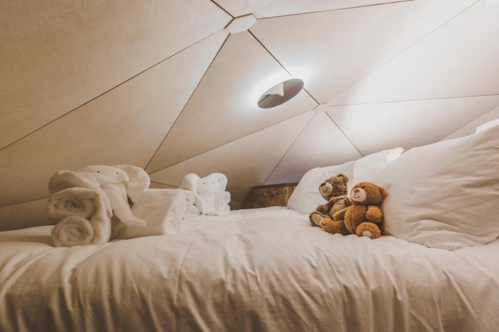 Lit enfants en hauteur et sous le dôme de l'igloo