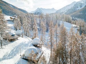 Les dômes sous la neige avec départ ski au pied à l'Alpin d'Hôme aux Orres dans les Hautes-Alpes