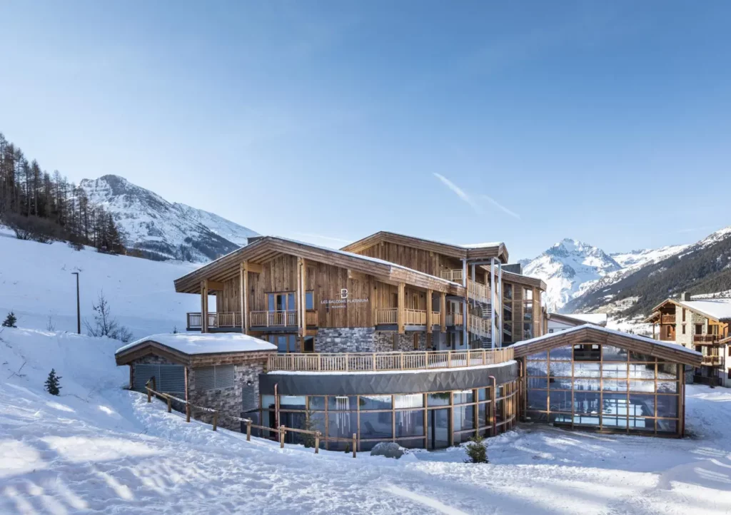 Vue extérieure des Balcons Platinium de Val Cenis situé sur les pistes de ski de la Haute Maurienne