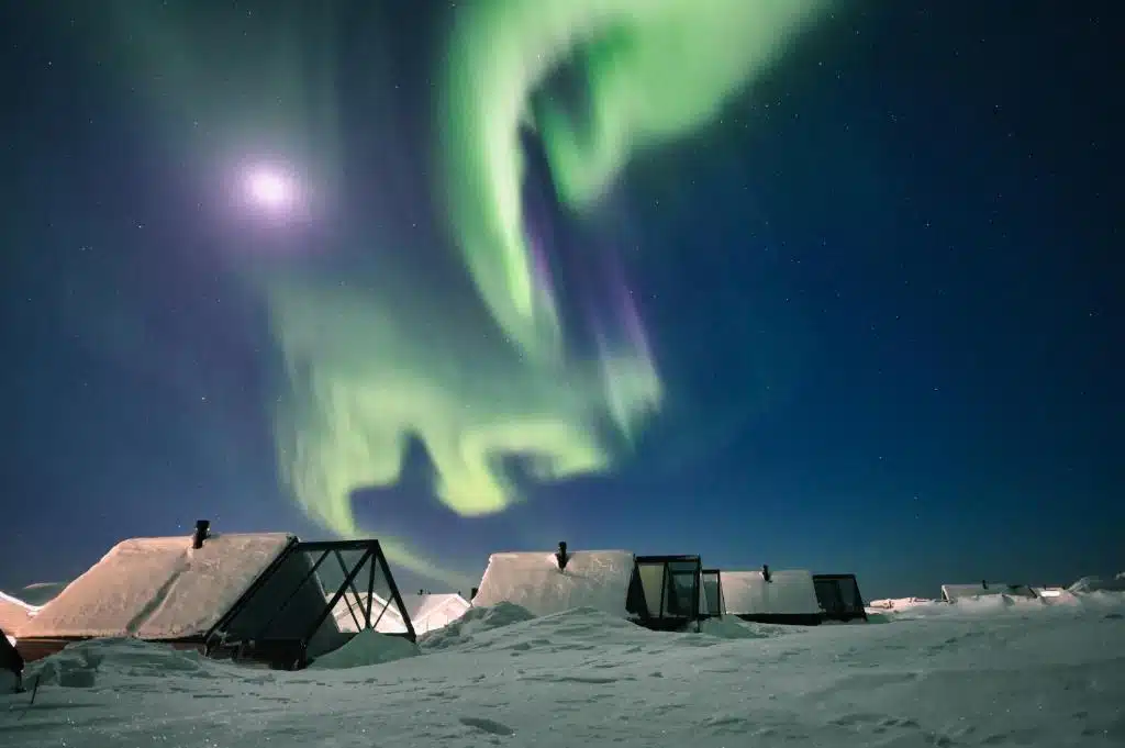 Chalet avec toit panoramique dans un hôtel en Finlande au milieu de la nature