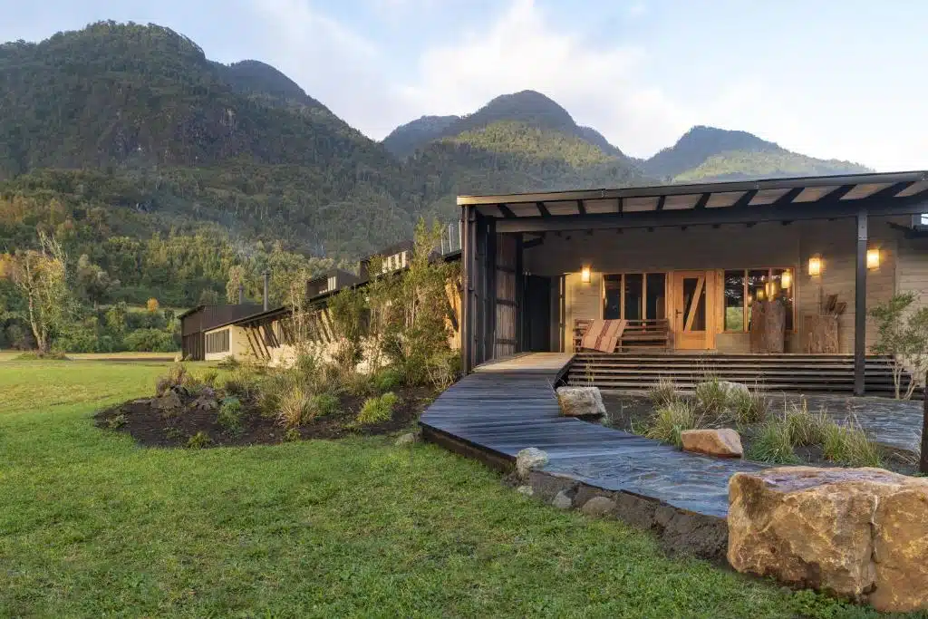 vue extérieure de l'hôtel entouré des montagnes du parc Futangue au Chili