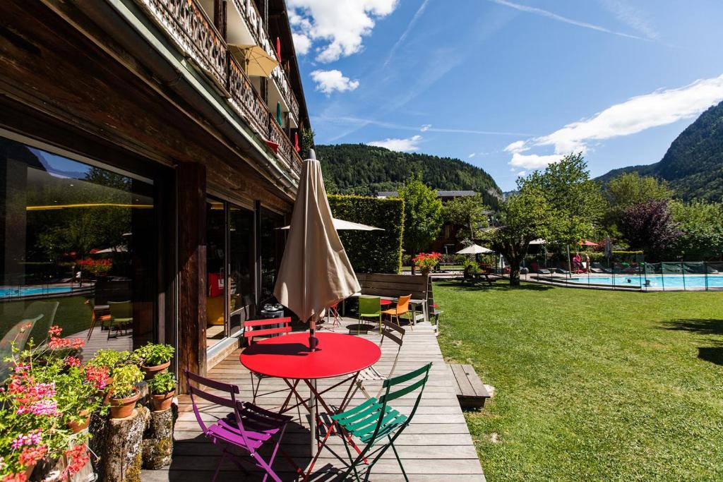 Terrasse et jardin avec vue sur les montagnes du domaine skiable des Portes du Soleil