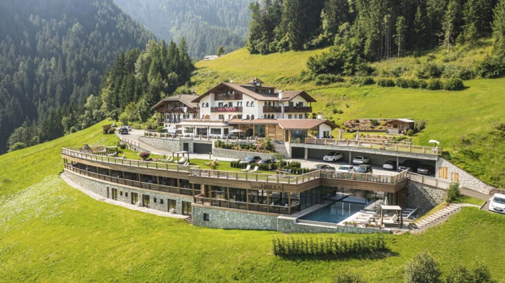 vue extérieur de l'hôtel Niblea au calme et au coeur de la nature dans les Dolomites