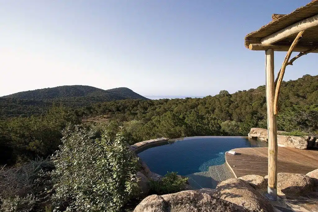 vue sur les collines et la mer au fond depuis une piscine privée