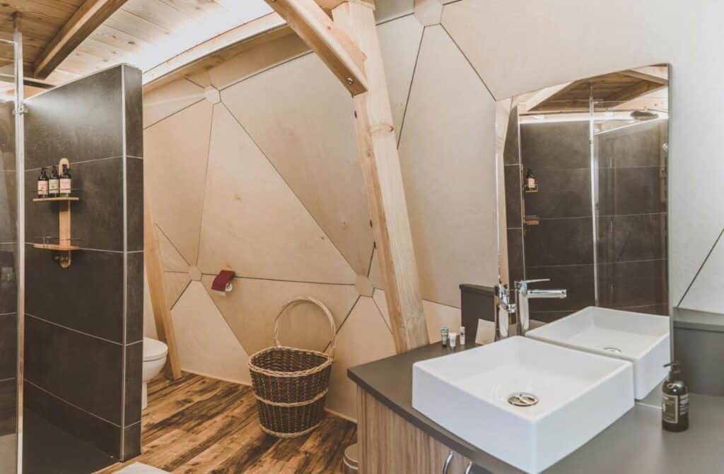 salle de douche avec lavabo et wc dans un dôme igloo à l'Alpin d'Hôme aux Orres dans les Alpes du Sud