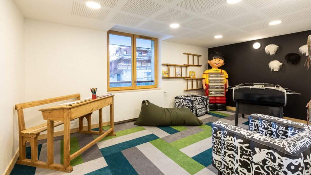 Salle de jeux avec baby foot en résidence de tourisme aux 2 Alpes