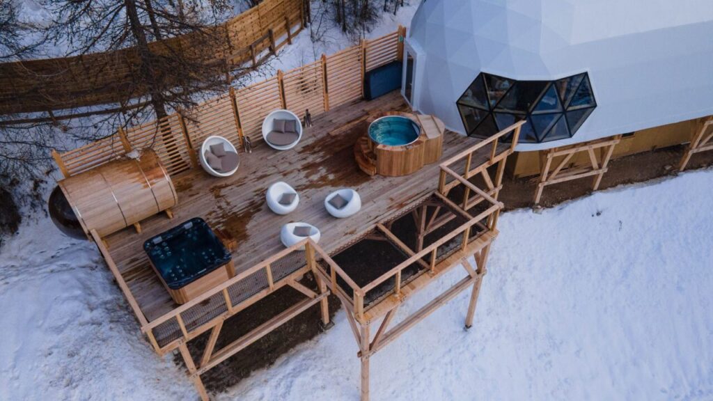 spa dans un dôme igloo en pleine montagne avec tisanerie, bain nordique, jacuzzi, hammam, sauna et vue incroyable sur la montagne