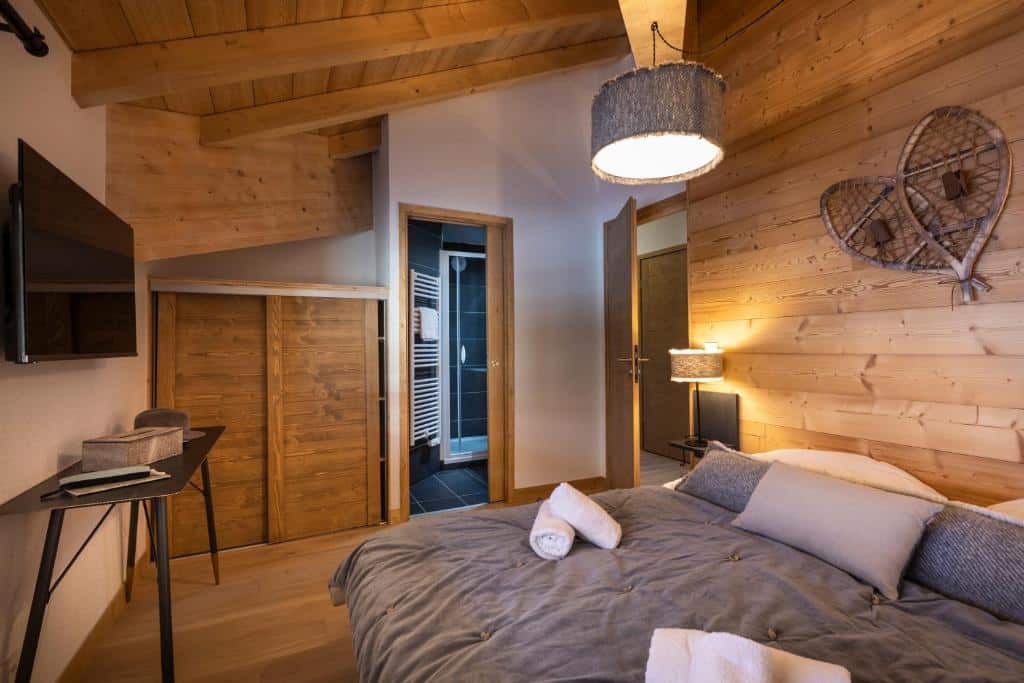 grande chambre avec salle de bain privée dans un appart'hôtel en station de ski