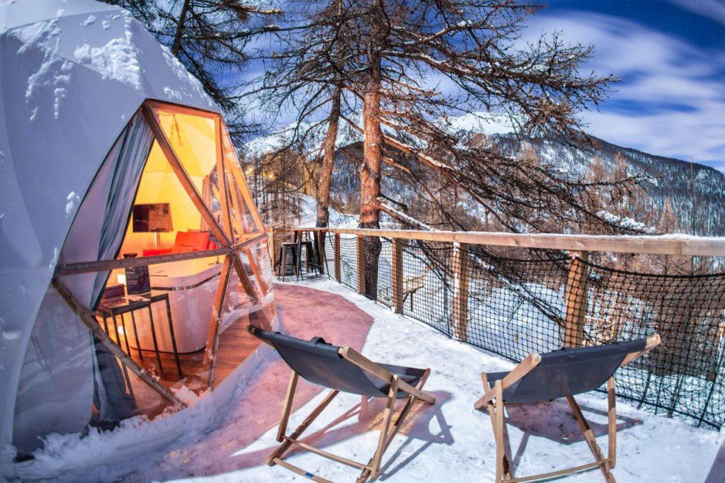 terrasse enneigée d'un igloo hôtel avec vue sur la montagne