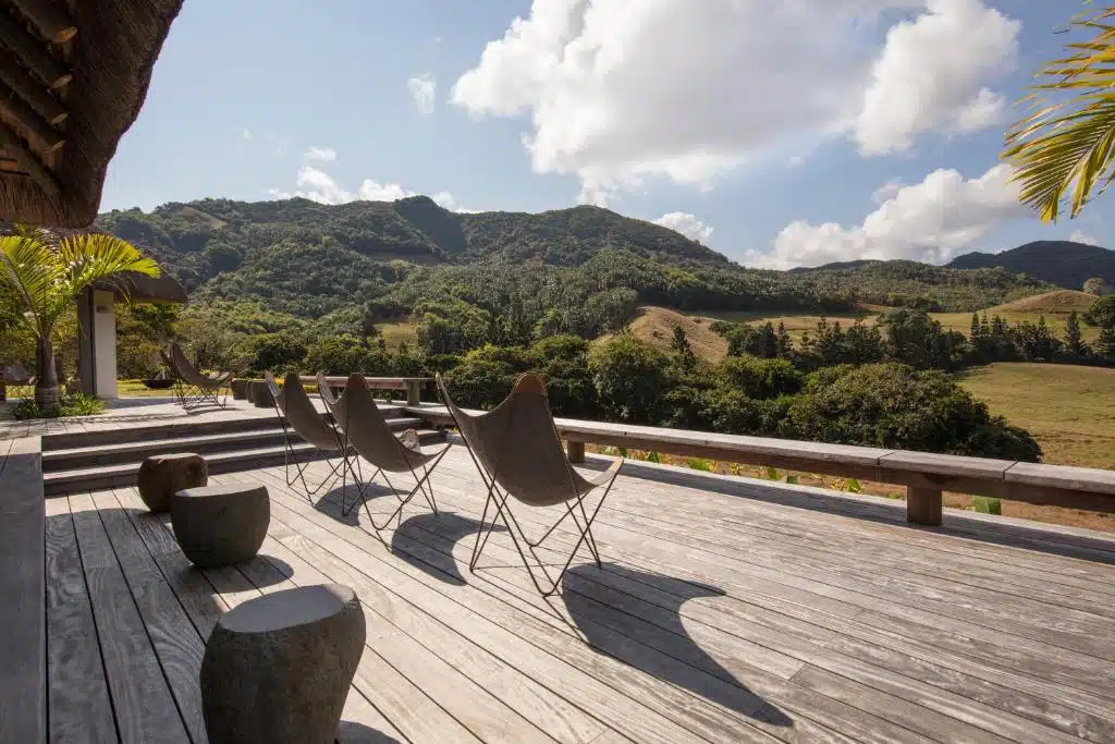 Terrasse du Ferney Nature Lodge au cœur de la nature d'où on peut observer les animaux