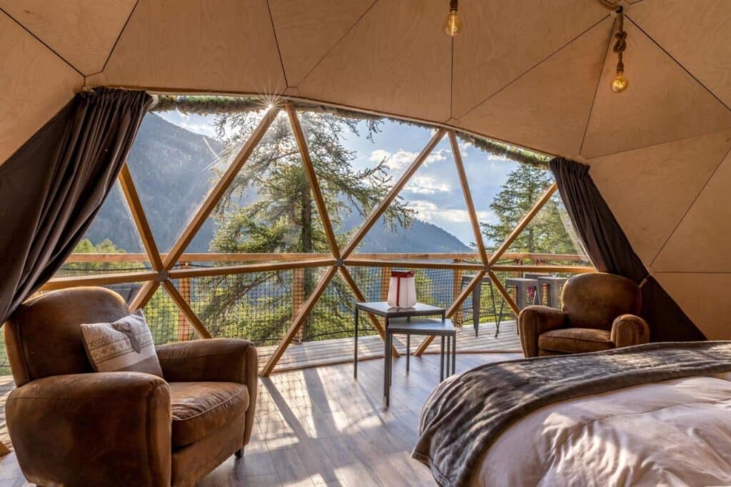 vue à 160° d'un dôme igloo à l'Alpin d'Hôme aux Orres dans les Hautes-Alpes