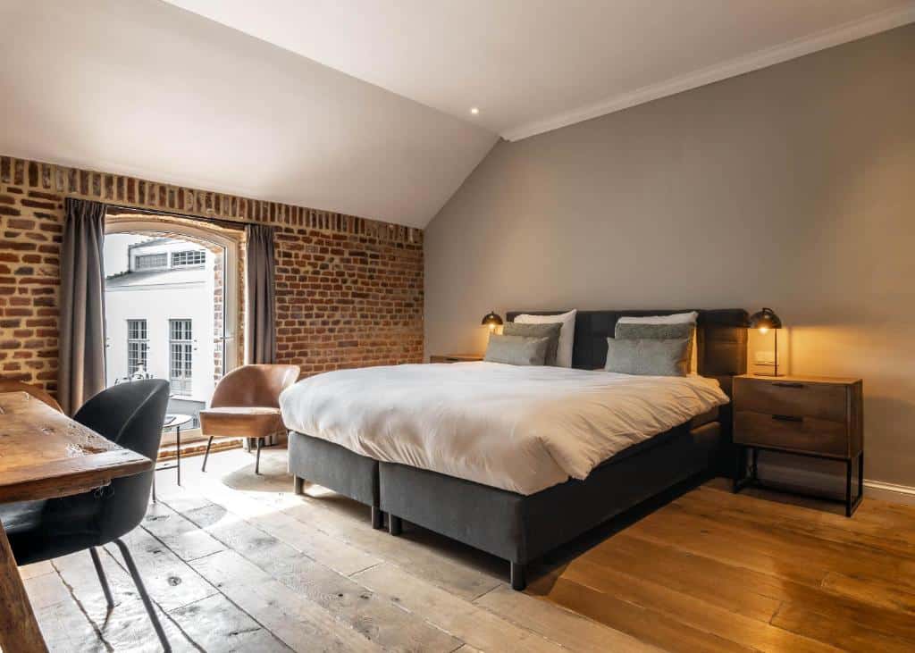belle chambre avec briques apparentes et parquet en bois massif au sol