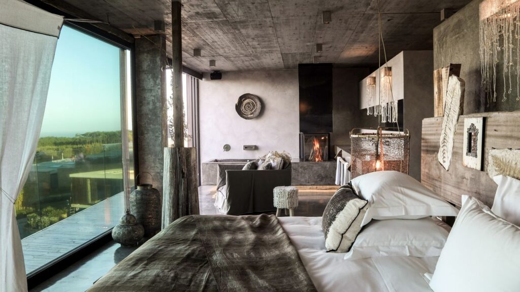 chambre spacieuse avec cheminée dans une villa 3 chambres en location au portugal