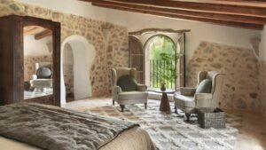 coin salon ultra chaleureux et cosy avec les murs en pierre