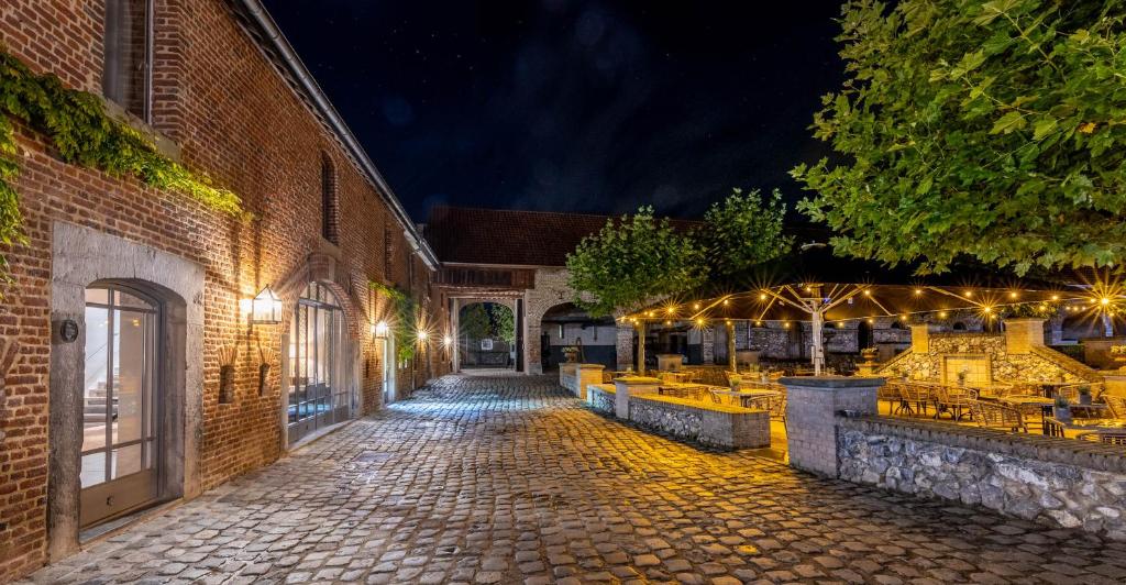 cour carrée intérieure dans une ancienne ferme transformée en hôtel en Belgique