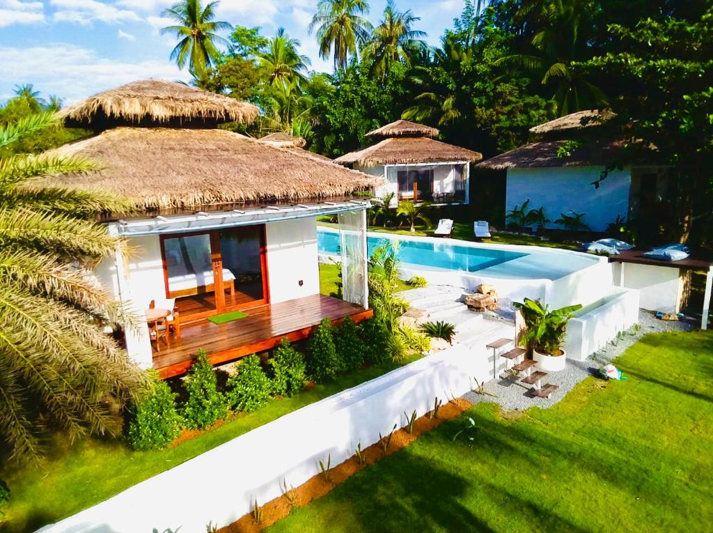 les 5 bungalows autour de la piscine et avec vue mer au Mangata Boutique Bungalows