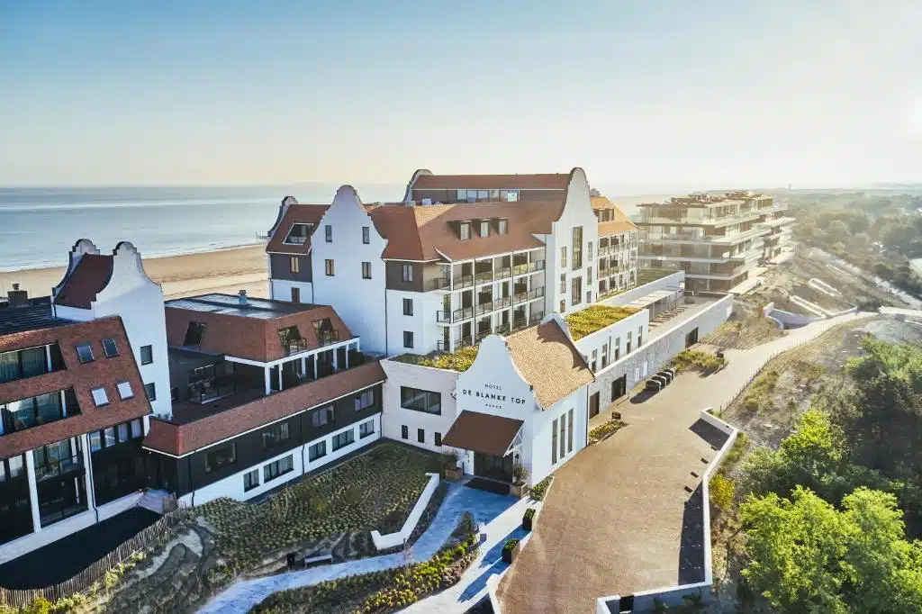 vue aérienne de l'Hotel de Blanke Top situé sur la plage en Zélande