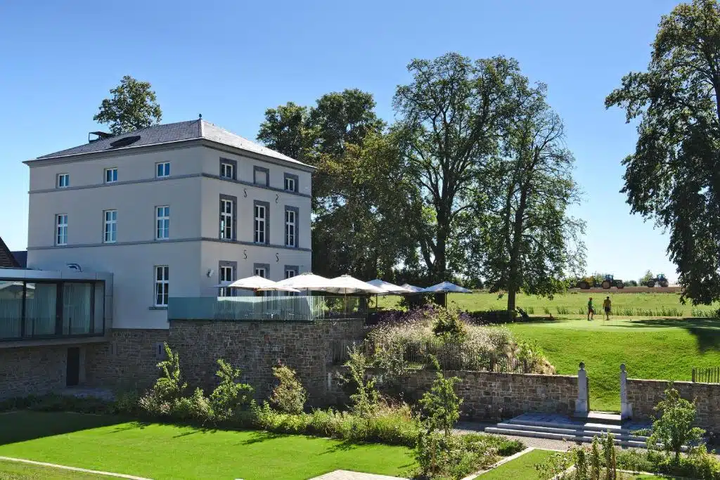 Façade de l'hôtel Naxhelet au milieu de la campagne et des champs Wallonnie