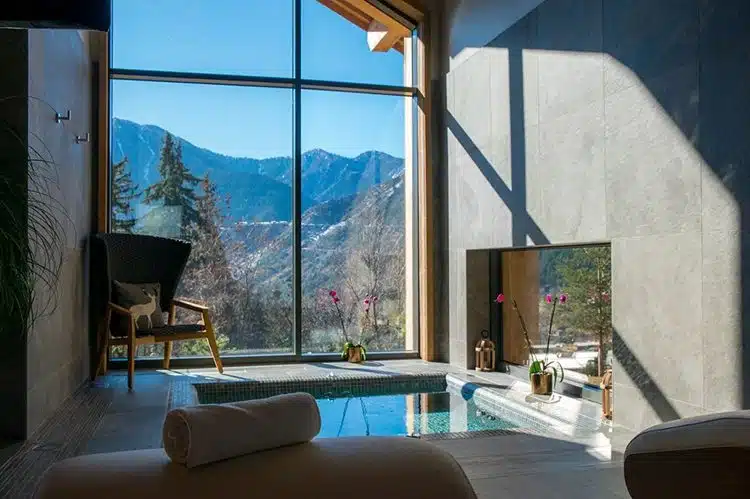 jacuzzi dans un spa à privatisé avec vue panoramique sur les montagnes