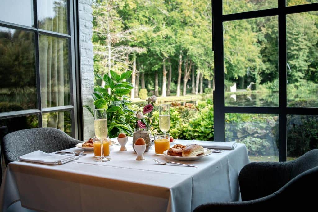 table de petit déjeuner avec vue sur la campagne belge