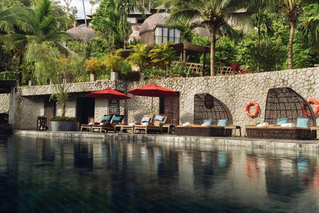 piscine extérieure de l'hôtel keemala Sha plus en Thaïlande