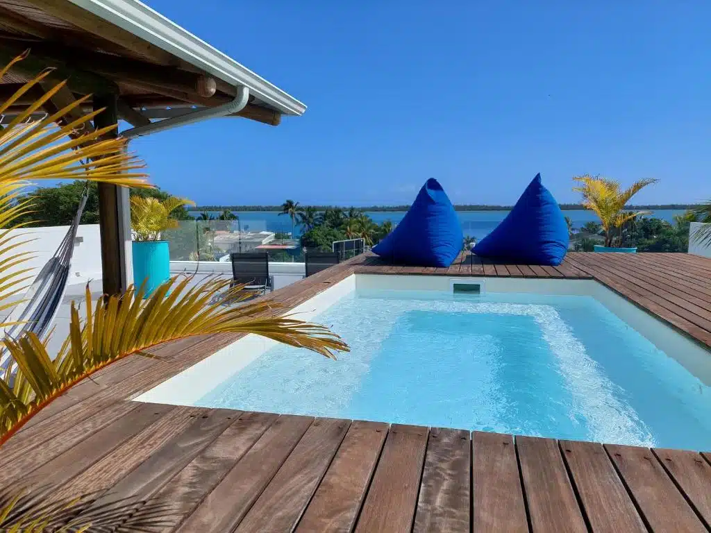 jacuzzi avec vue mer sur la terrasse d'une chambre d'hôtes à Maurice