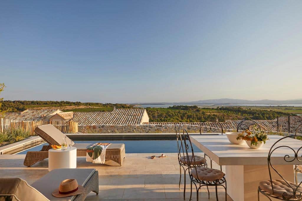 terrasse avec coin repas et coin détente surplombant les vignes du Languedoc Roussillon