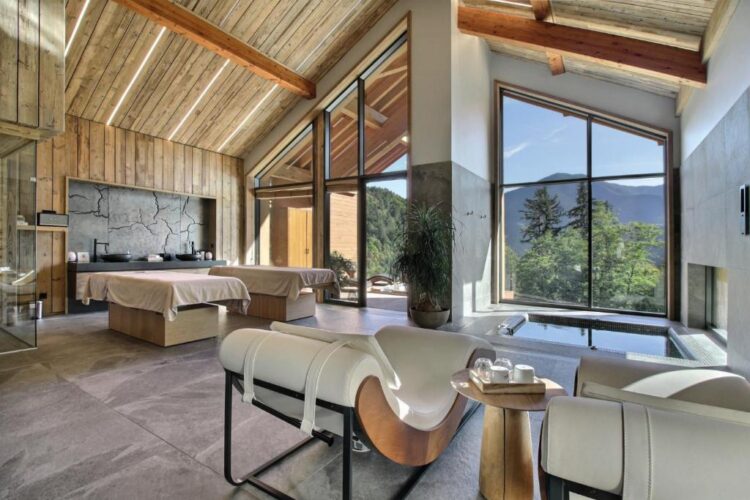 Spa panoramique sur les montagnes avec jacuzzi intérieur et jacuzzi extérieur