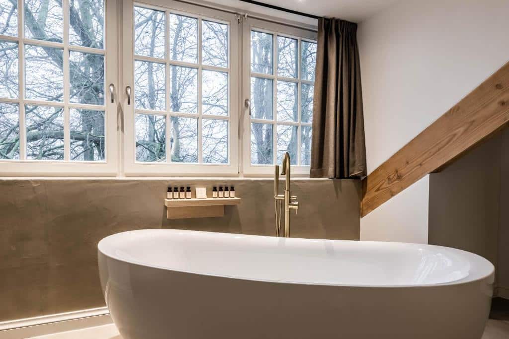 baignoire ilot dans une grande salle de bain de l'hôtel Landgoed Altenbroek