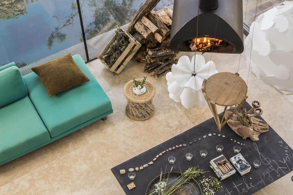 salon cosy et chaleureux avec cheminée moderne suspendue