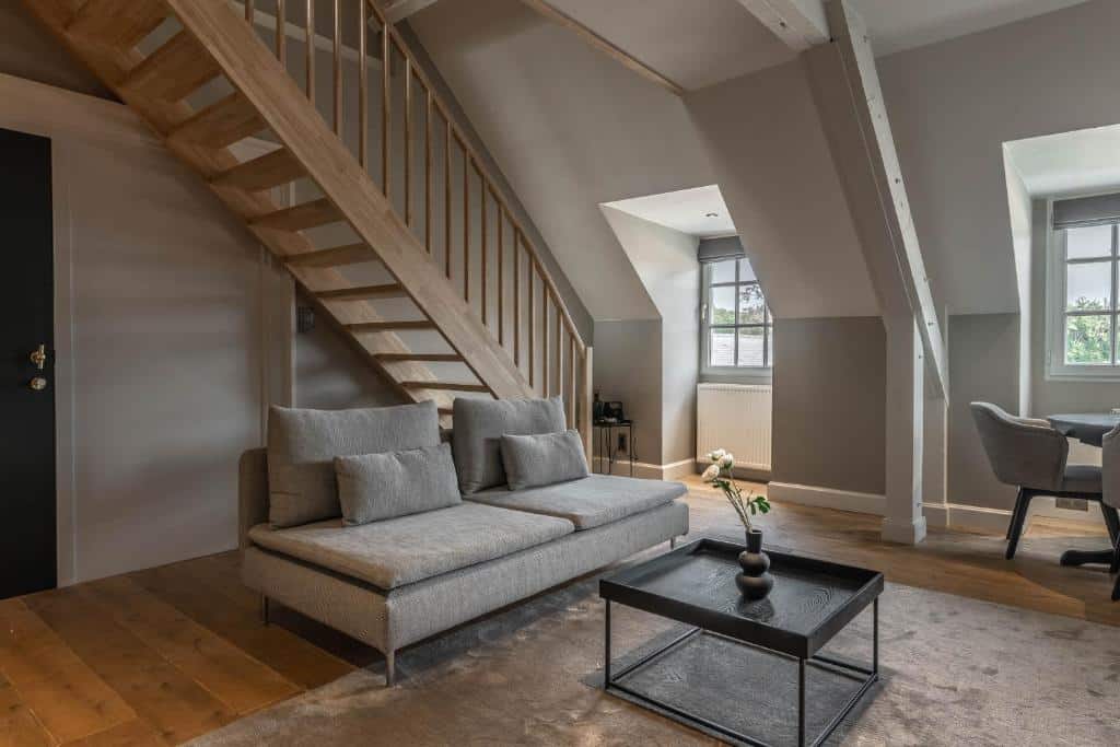 chambre en duplex avec un salon cosy en bas