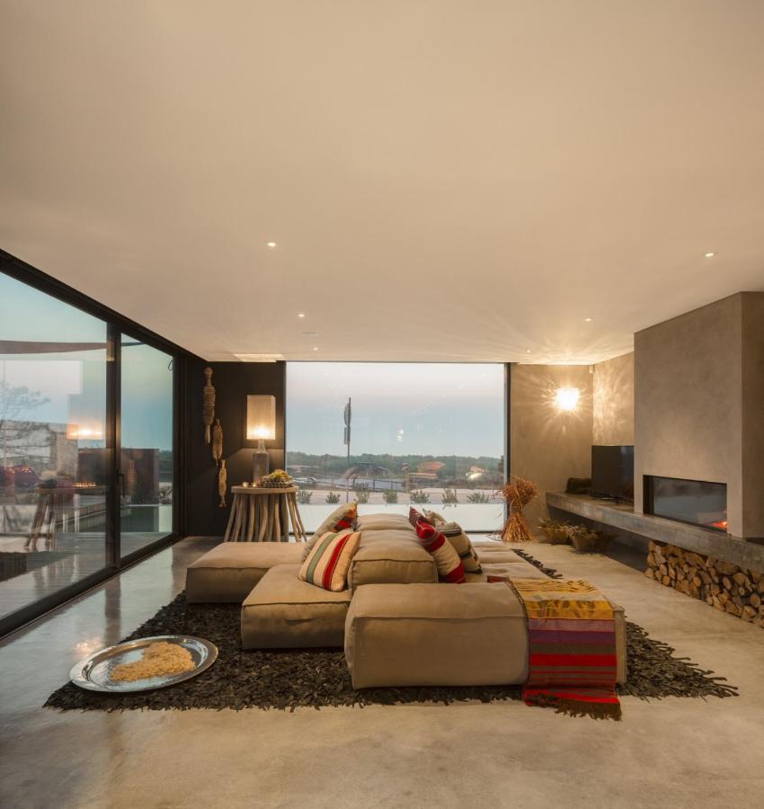 salon moderne avec vue panoramique sur la région et la mer en arrière plan