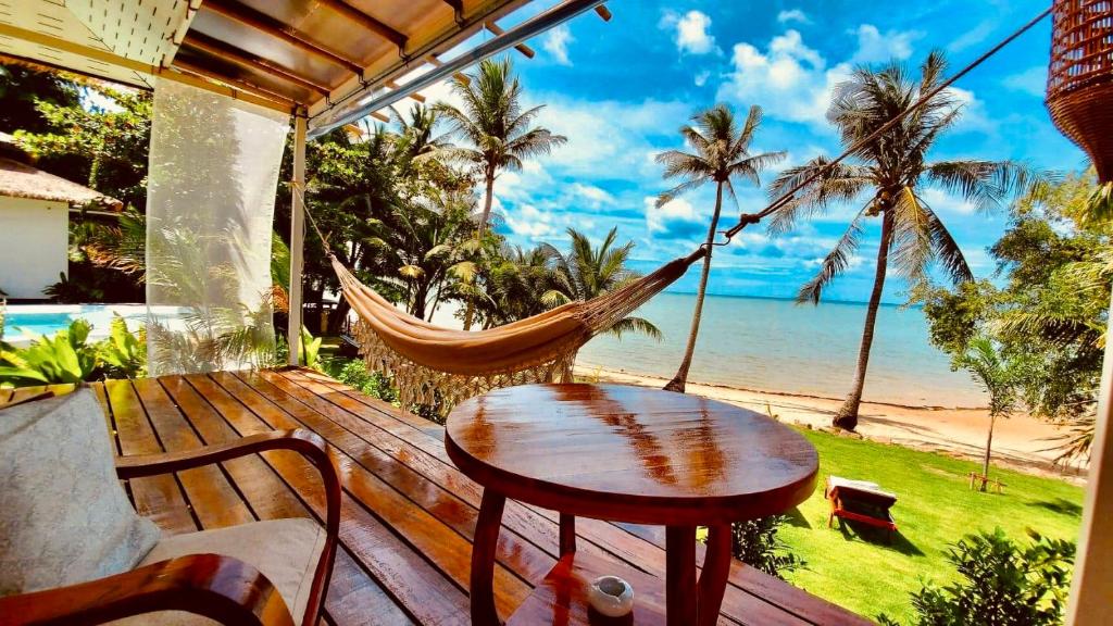 bungalow avec terrasse et hamac sur une plage