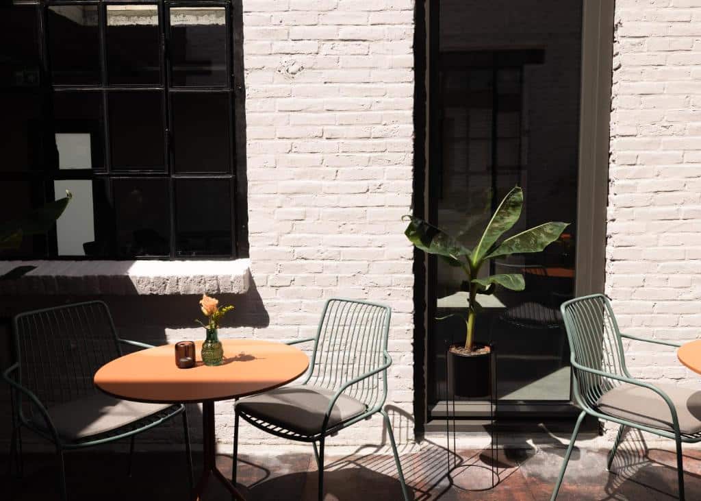 table dans une petite cour pour prendre le petit déjeuner les beaux jours