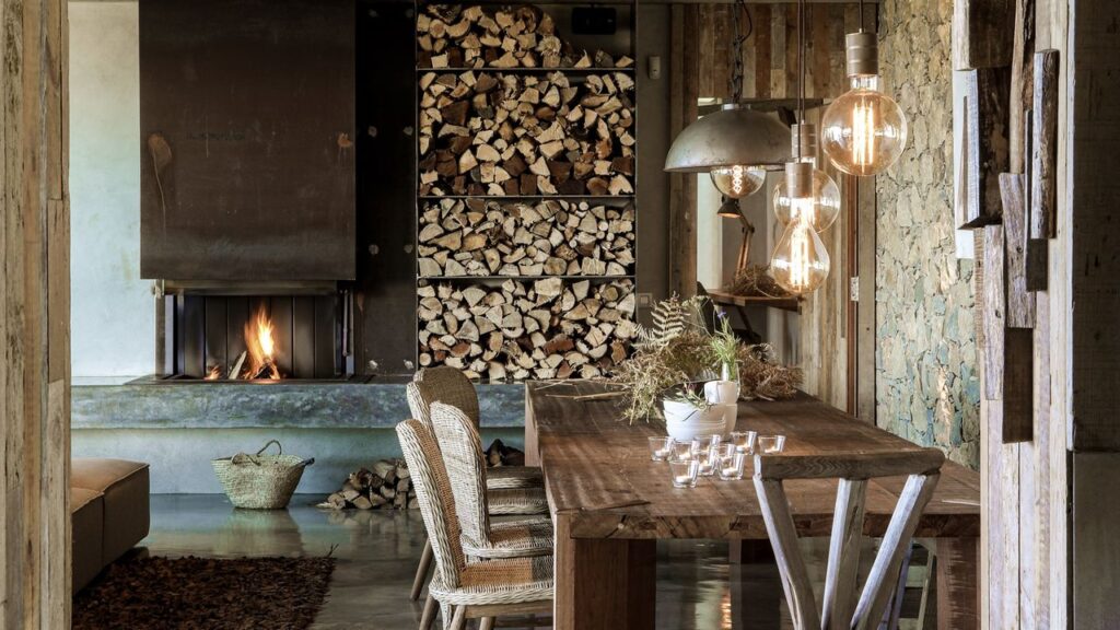 salle à manger et salon avec cheminée