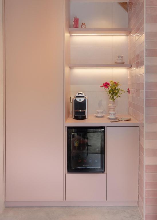 rangement dans une chambre double deluxe avec mini bar et nespresso à Maastricht