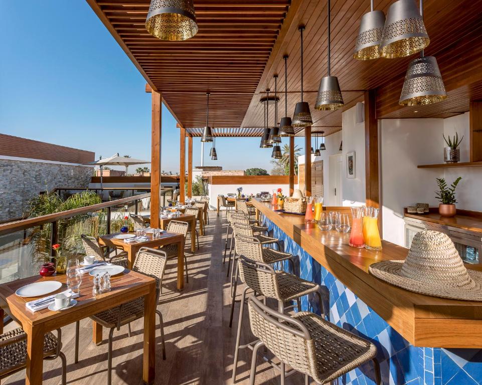 bar et restaurant sur le toit terrasse de l'hôtel La Brillante à Marrakech