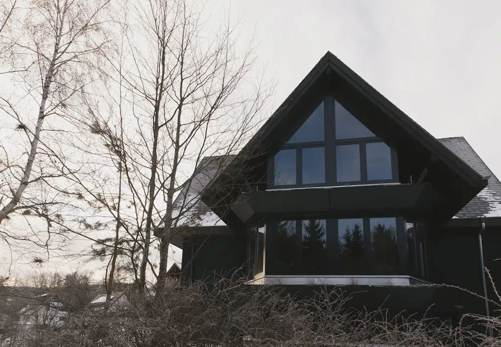 façade du luxueux chalet noir, une location de vacances de charme en forêt noire