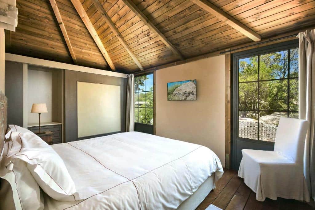 chambre d'une des suites de l'hôtel hôtel Petra Segreta Resort and Spa