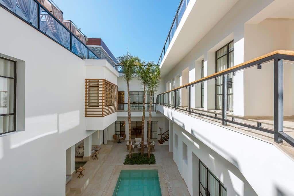 patio de l'hôtel La Brillante avec piscine