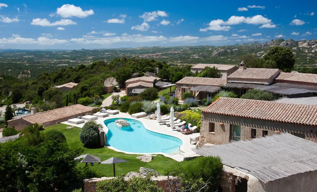 vue aérienne de l'hôtel Petra Segreta Resort and Spa en Sardaigne