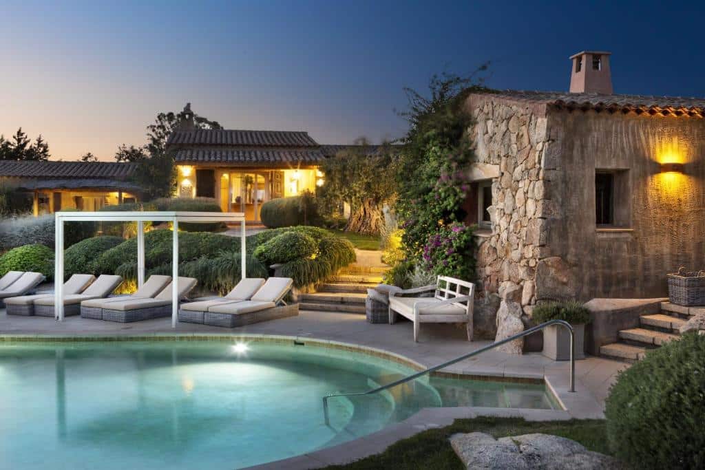 vue en soirée de la piscine de l'hôtel Petra Segreta Resort and Spa