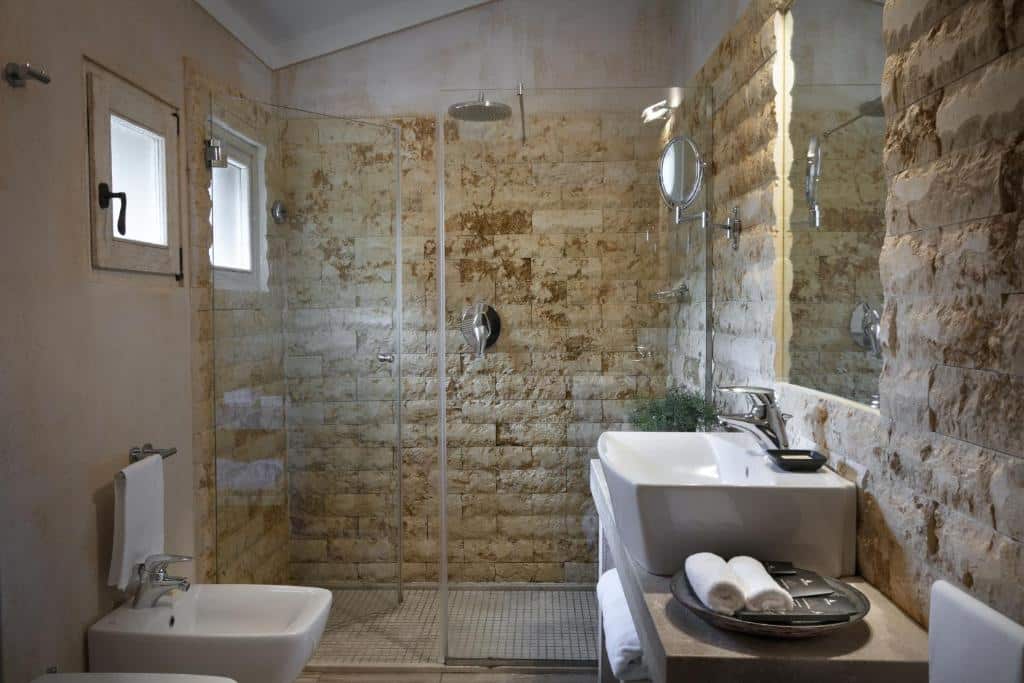 salle de douche d'une chambre de l'hôtel