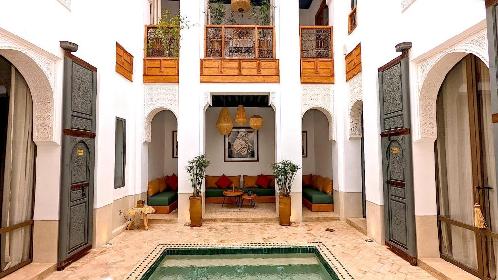 patio avec piscine dans un riad au centre de Marrakech au Maroc