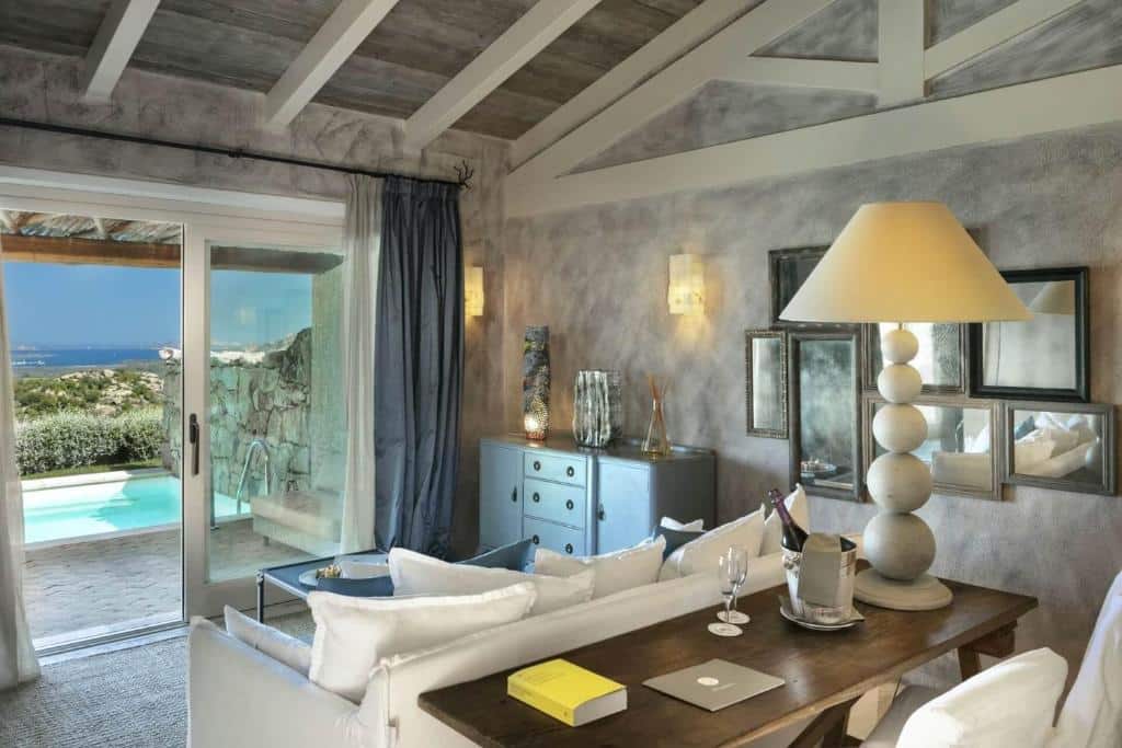 salon dans une suite junior de l'hôtel Petra Segreta Resort and Spa en Sardaigne